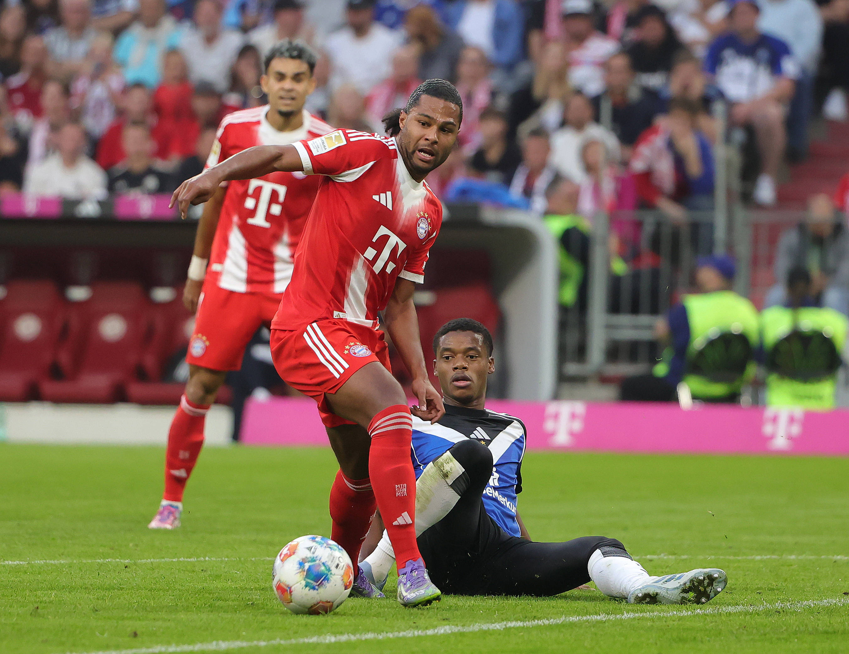 (体育)足球——德甲:拜仁胜汉堡